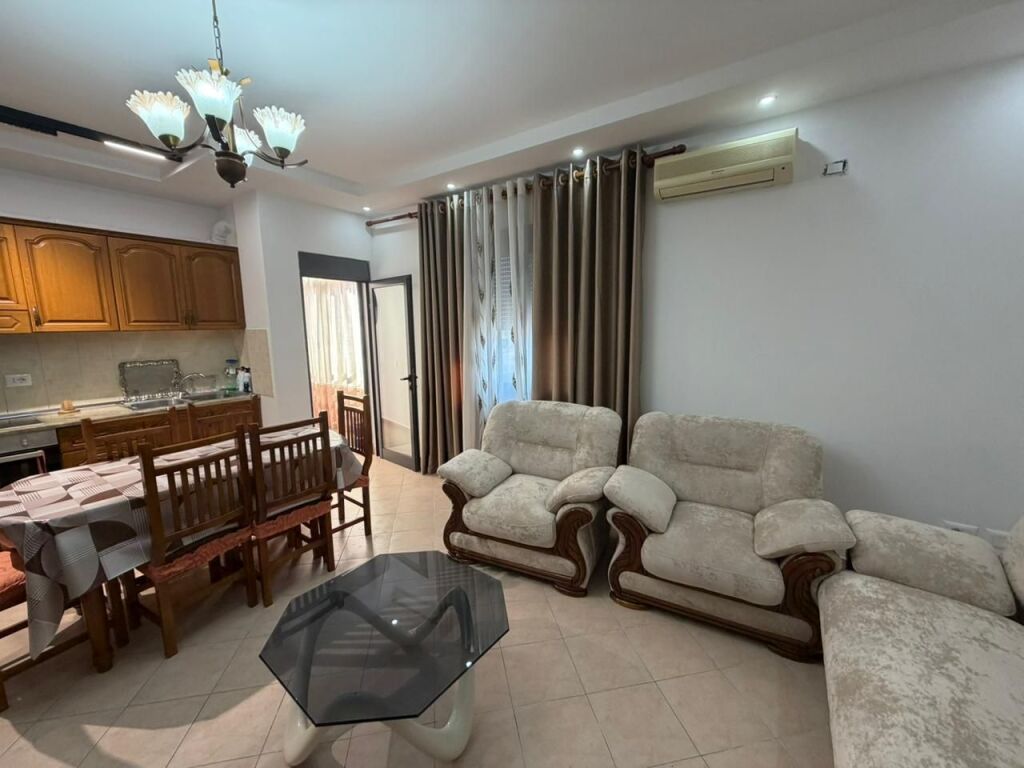 Jepet me qera apartament 2+1 Plazh