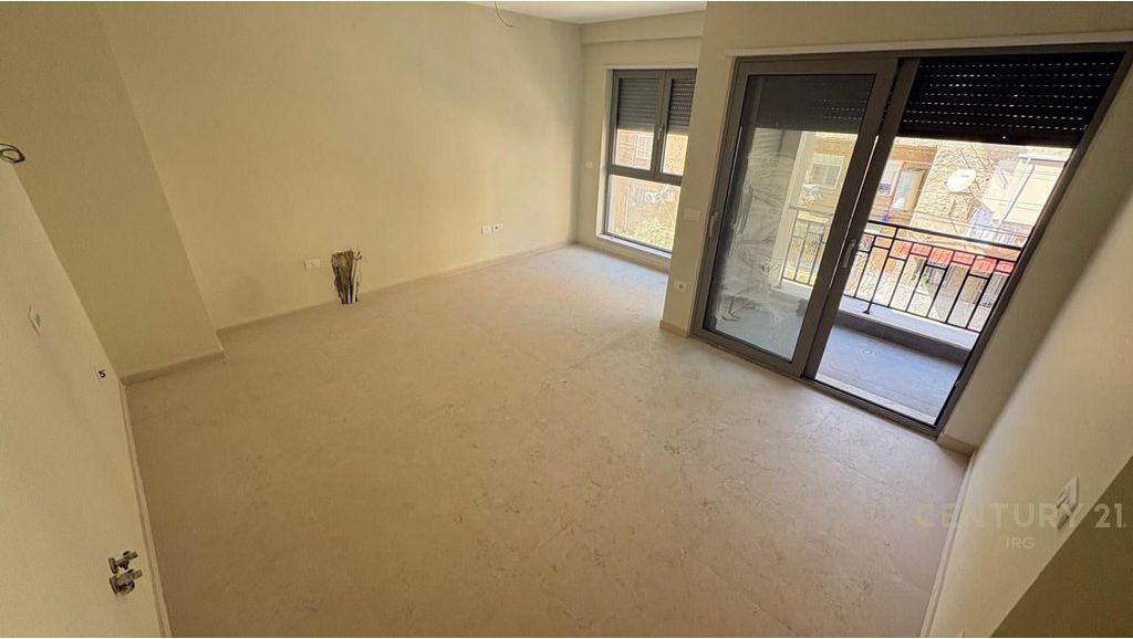 Shitet apartament 1+1 tek Shkolla e Kuqe, pranë Pazarit të Ri