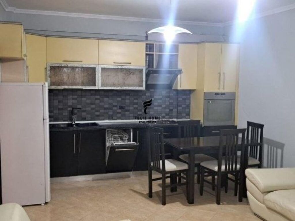 APARTAMENT ME QERA 1+1 RRUGA KONGRESI I MANASTIRIT 42.000 LEKE FH-68975