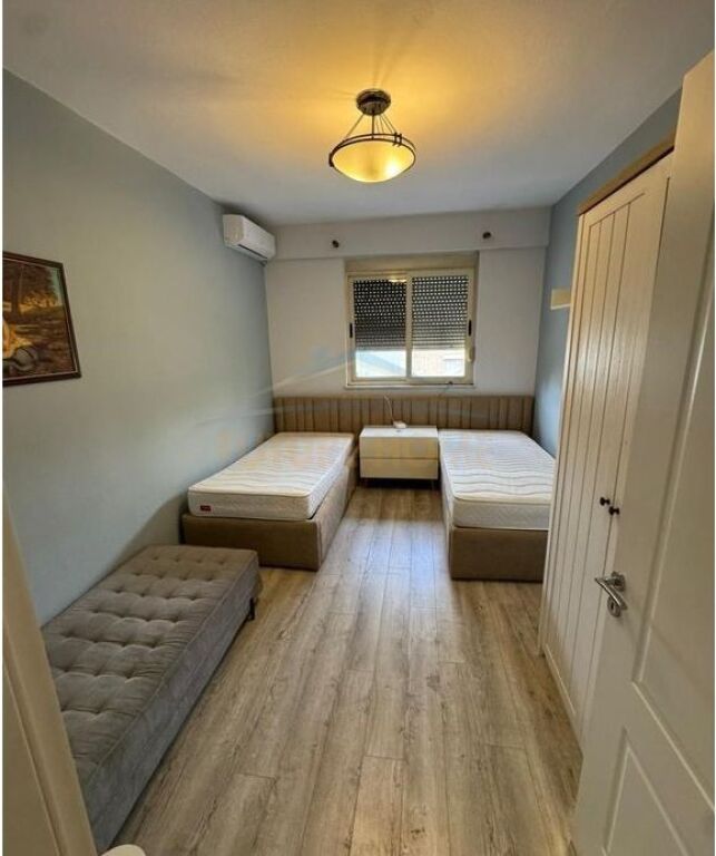 Shitet, Apartament 3+1+2, Stacioni Trenit, Tiranë