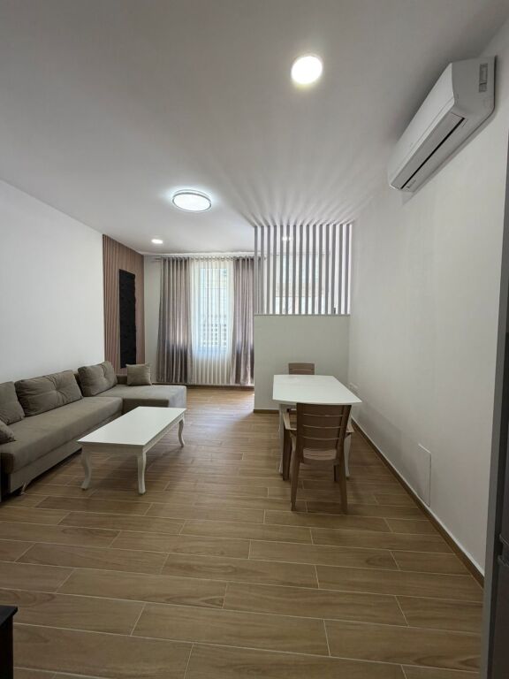 Jepet me qira apartament 1+1 +verand