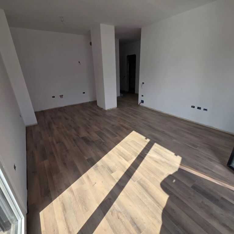 Shitet..! Tregu Elektrik Apartament 2+1+2+Verandë