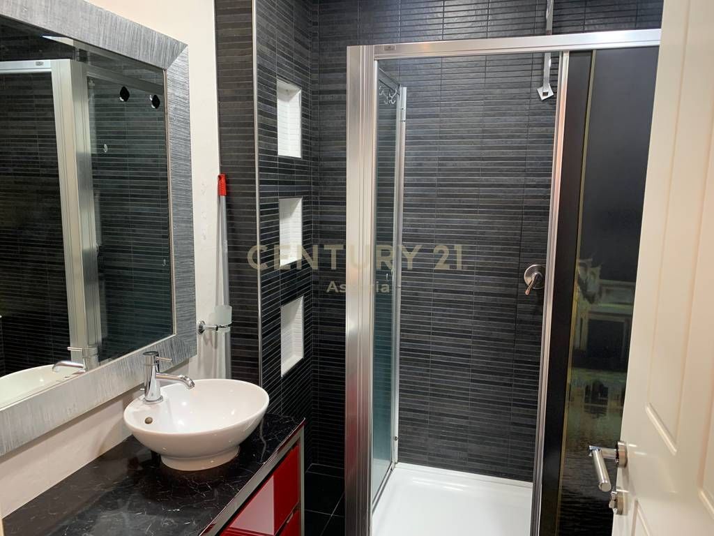 Appartamento spazioso 2+1+2 con balcone chiuso in affitto