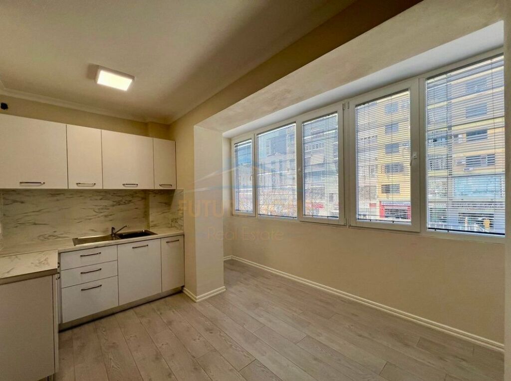 Qera, Ambient Zyre, 21 Dhjetori