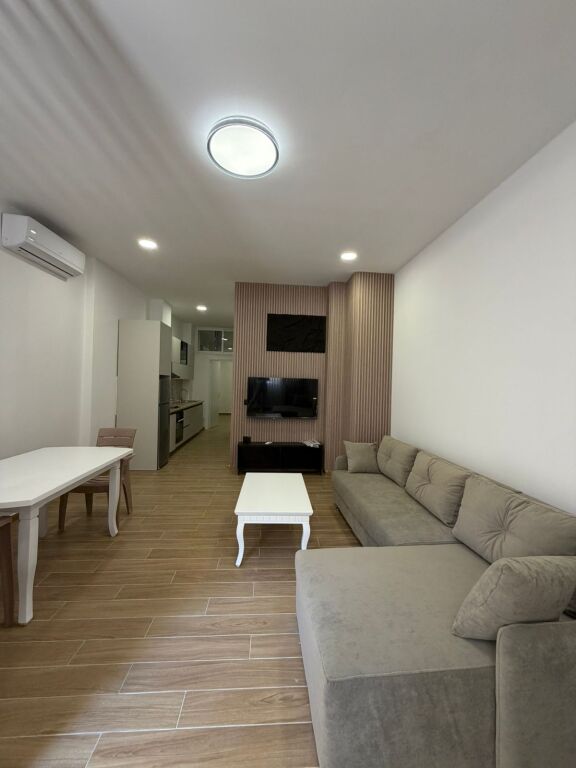 Jepet me qira apartament 1+1 +verand