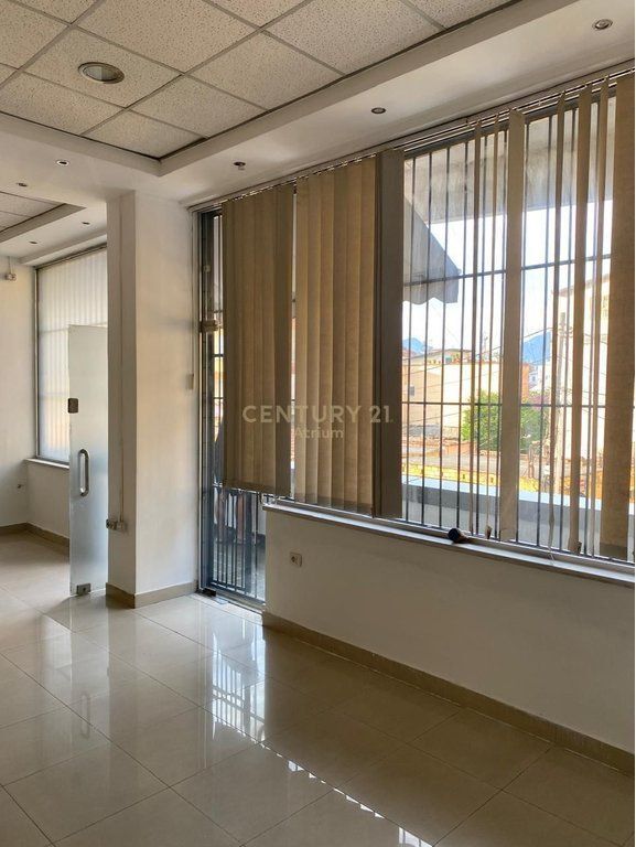 COMMERCIAL PREMISES FOR RENT ON DIBRES STREET