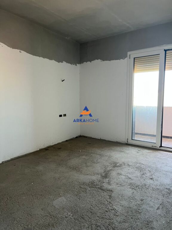 SHITET APARTAMENT 3+1+2+VERANDE "VILA L, 5 MAJ" 44800000 LEKE