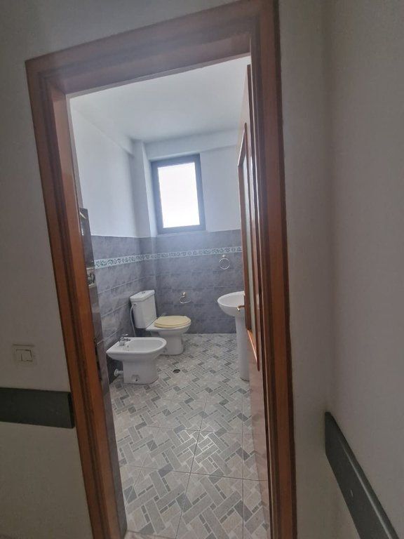 Godinë 2-Katëshe me Qira – Ideale për Klinika dhe Zyra ne Porcelan! 2,500 € /Muaj