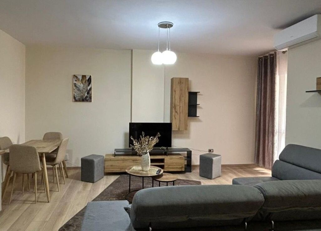 SHTËPI ME QERA  (PËRBALLË DELIJORGJIT)