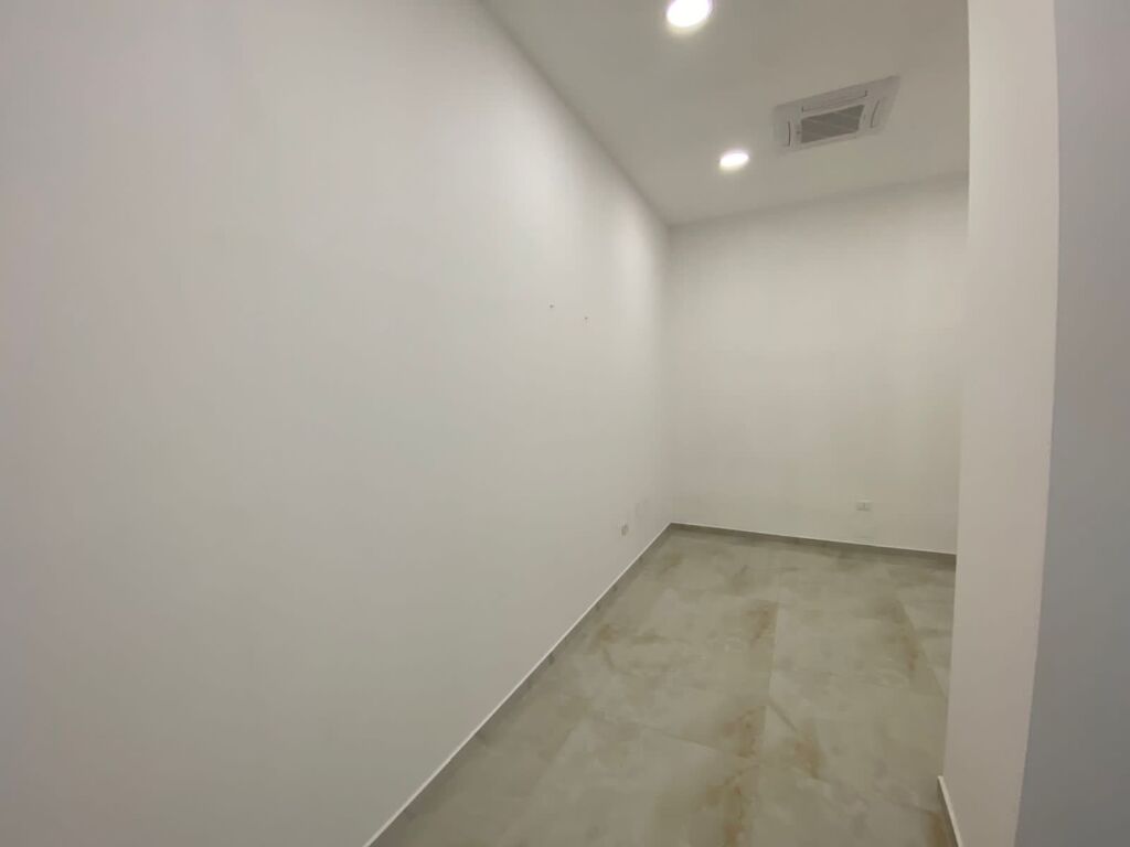 Locale commerciale in affitto 230 m², situato in una zona molto frequentata, all'incrocio vicino a Farmacia 10, sopra il locale Mon Cheri (secondo piano).
Il locale ha ingresso e scale private, adatto per uffici, cliniche, call center o varie attività commerciali.
Affitto mensile: 3500 Euro.
Per maggiori informazioni, si prega di contattare