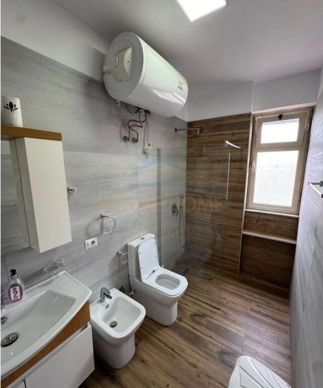Shitet, Apartament 3+1+2, Stacioni Trenit, Tiranë