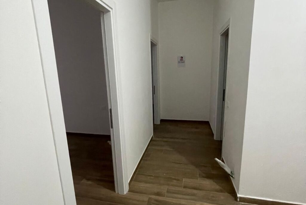 Ufficio in Affitto presso Farmacia 10 (ID BZ2460) Tirana.