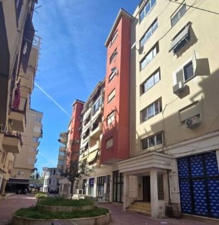 Shitet Apartament i investuar 2+1+2 + dy Ballkone