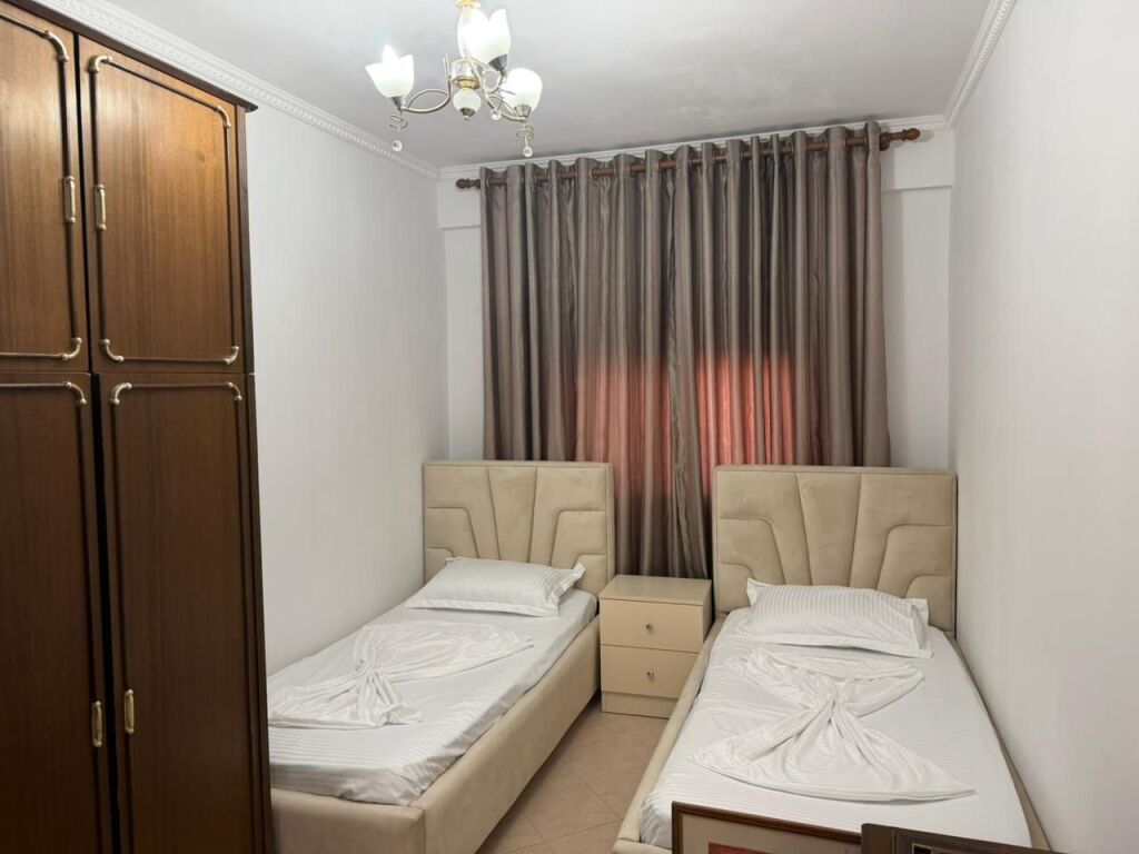 Jepet me qera apartament 2+1 Plazh