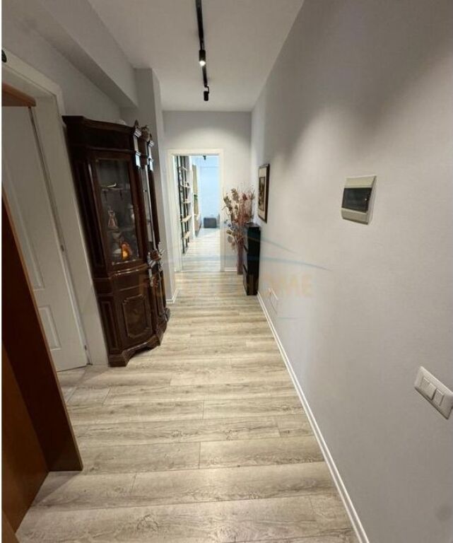 Shitet, Apartament 3+1+2, Stacioni Trenit, Tiranë