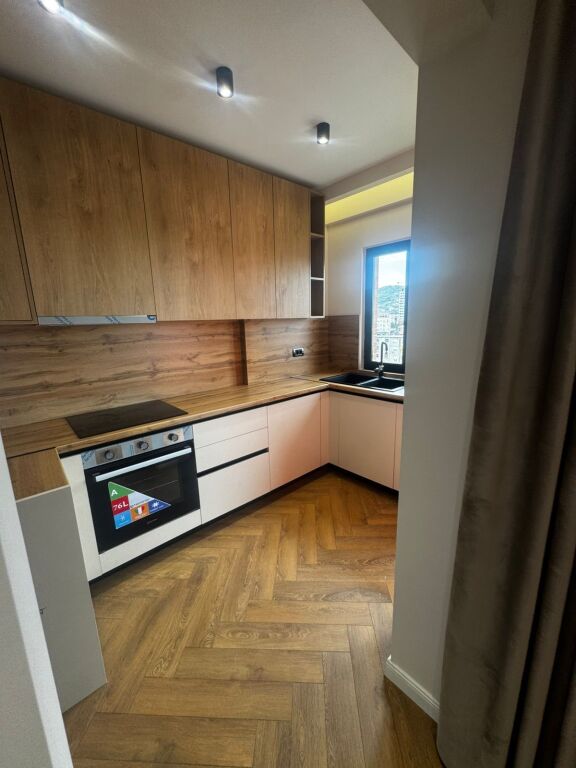 Shitet apartament 2+1 + garderobë – përballë Delijorgjit !