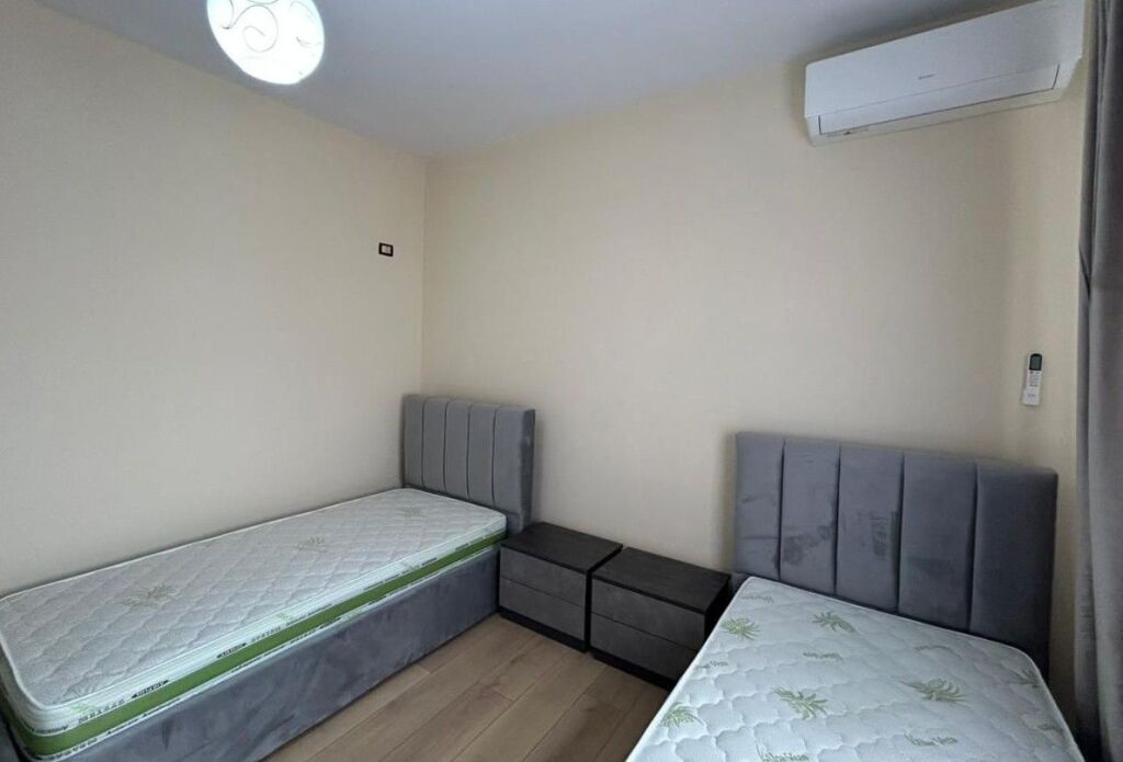 SHTËPI ME QERA  (PËRBALLË DELIJORGJIT)