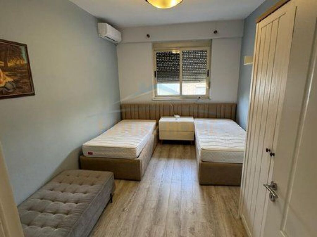 Shitet, Apartament 3+1+2, Stacioni Trenit, Tiranë