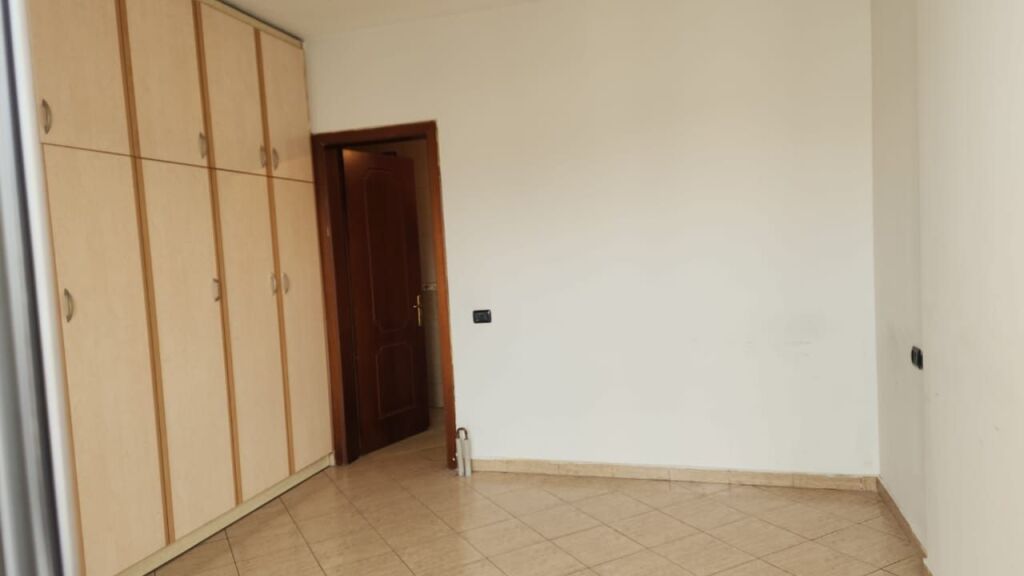 Affittasi 2+1+2, palazzo con freccia