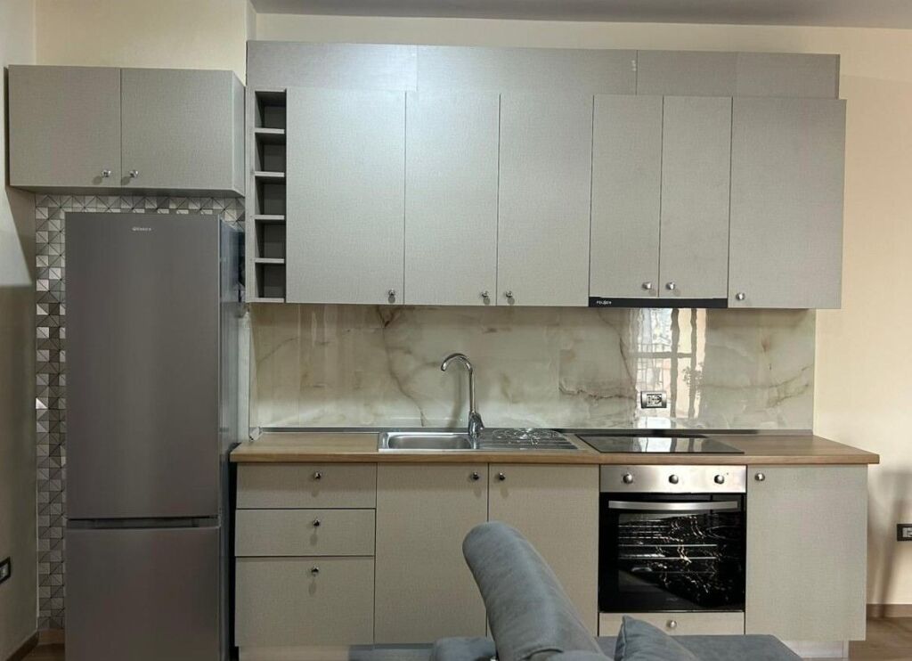 SHTËPI ME QERA  (PËRBALLË DELIJORGJIT)