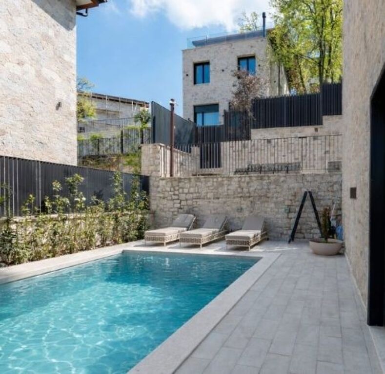 Vendiamo Villa Individuale con Piscina