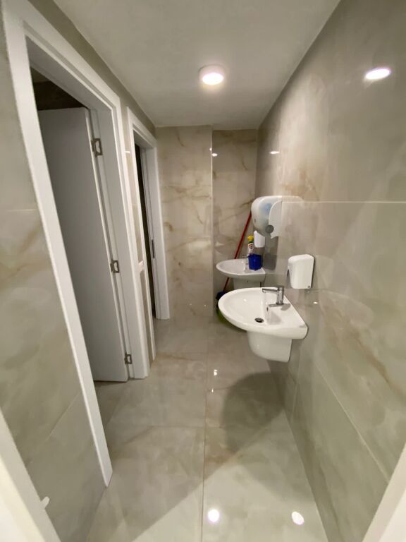 Locale commerciale in affitto 230 m², situato in una zona molto frequentata, all'incrocio vicino a Farmacia 10, sopra il locale Mon Cheri (secondo piano).
Il locale ha ingresso e scale private, adatto per uffici, cliniche, call center o varie attività commerciali.
Affitto mensile: 3500 Euro.
Per maggiori informazioni, si prega di contattare