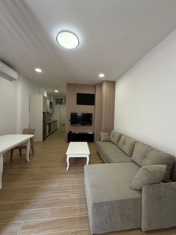 Jepet me qira apartament 1+1 +verand