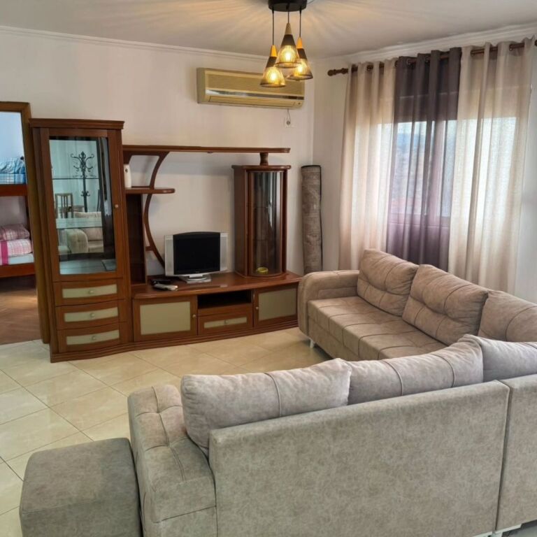 Jepet me qira..! Qëndër.. Rruga e Barrikadave Apartament 2+1