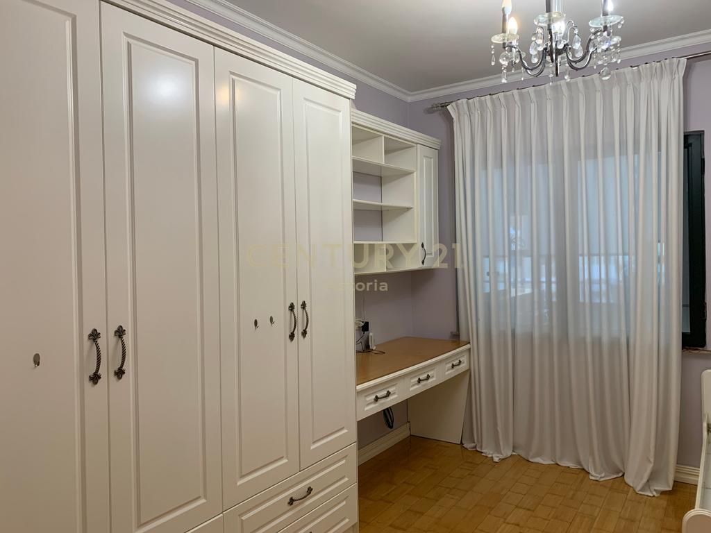 Appartamento spazioso 2+1+2 con balcone chiuso in affitto