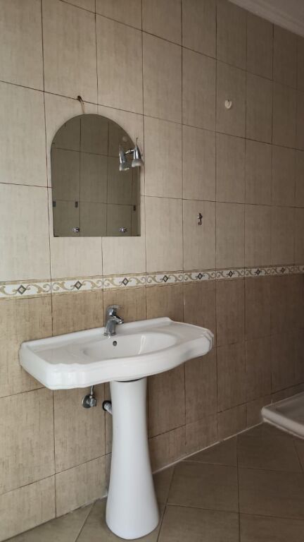 Affittasi 2+1+2, palazzo con freccia