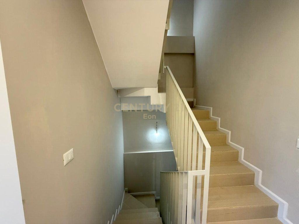 Shitet vilë elegante në zonën e Farkës