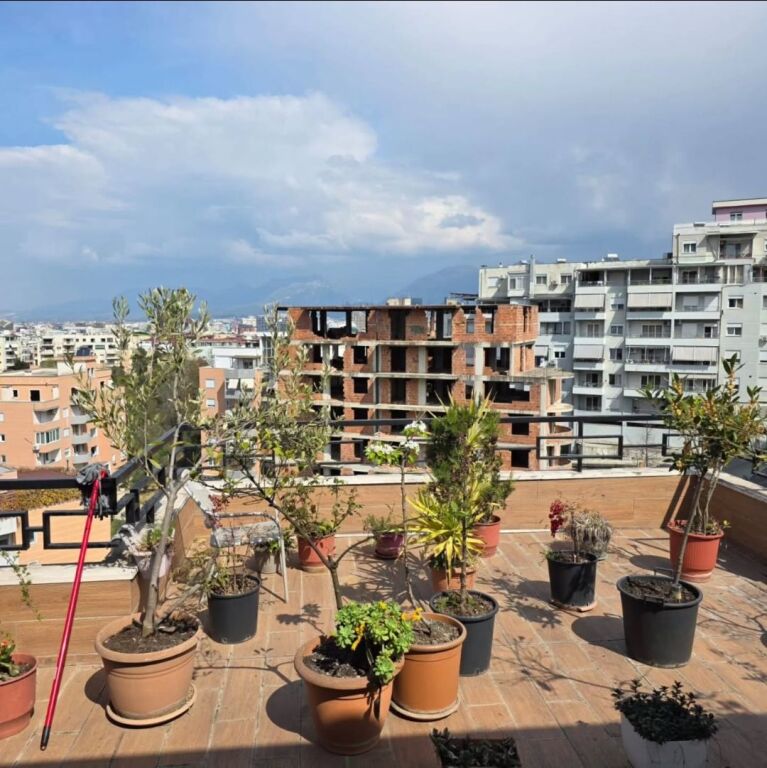 Shitet..! Apartament 2+1+2 , Verandë, Depo, Oborr, Garazh...