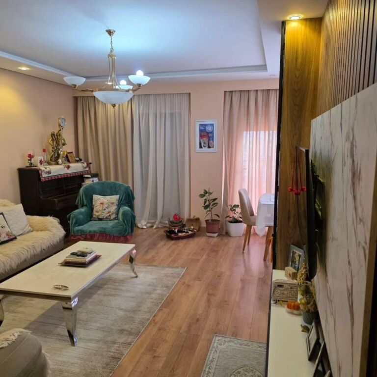 Shitet..! Apartament 2+1+2 , Verandë, Depo, Oborr, Garazh...