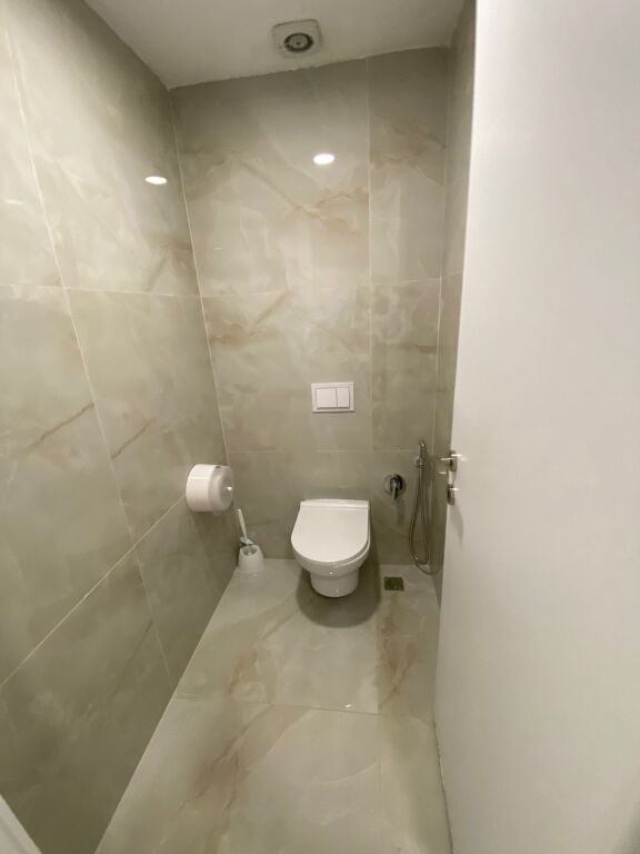 Locale commerciale in affitto 230 m², situato in una zona molto frequentata, all'incrocio vicino a Farmacia 10, sopra il locale Mon Cheri (secondo piano).
Il locale ha ingresso e scale private, adatto per uffici, cliniche, call center o varie attività commerciali.
Affitto mensile: 3500 Euro.
Per maggiori informazioni, si prega di contattare