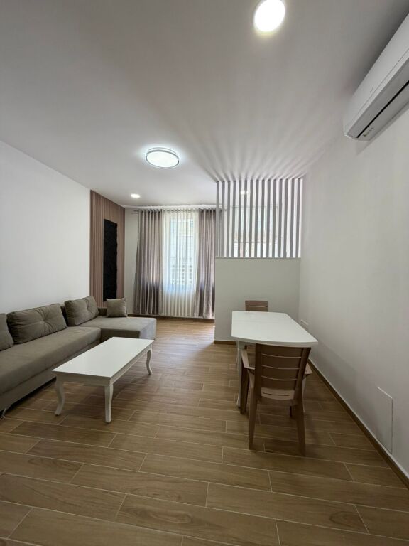 Jepet me qira apartament 1+1 +verand