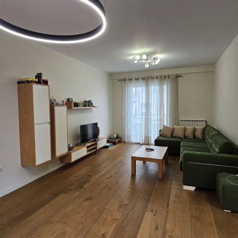 Shitet..! Kinostudio (Përballë Ministrisë së Kulturës) ‣ Apartament 2+1+2+Verandä