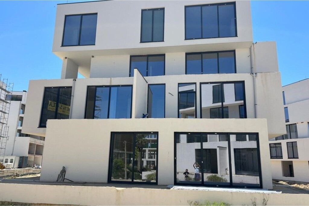 Shitet PentHouse 2+1 tek Porto Lalzi