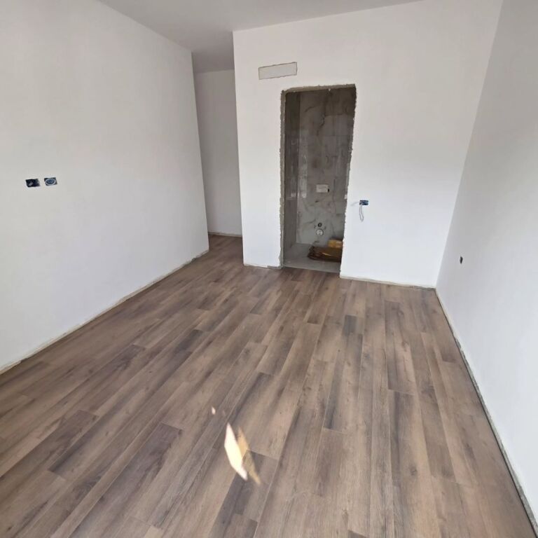 Shitet..! Tregu Elektrik Apartament 2+1+2+Verandë