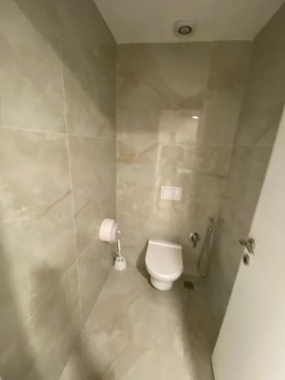 Locale commerciale in affitto 230 m², situato in una zona molto frequentata, all'incrocio vicino a Farmacia 10, sopra il locale Mon Cheri (secondo piano).
Il locale ha ingresso e scale private, adatto per uffici, cliniche, call center o varie attività commerciali.
Affitto mensile: 3500 Euro.
Per maggiori informazioni, si prega di contattare