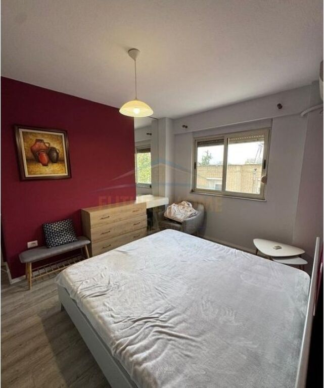 Shitet, Apartament 3+1+2, Stacioni Trenit, Tiranë