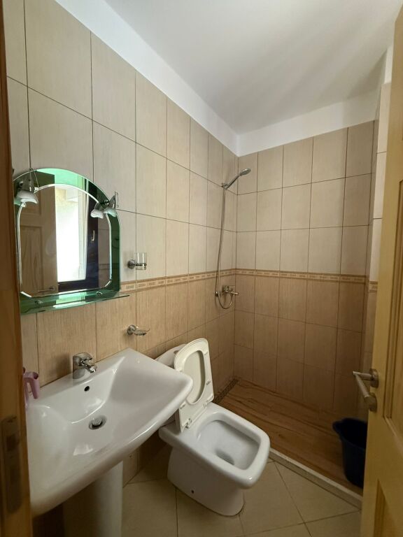 🏢Kopshti Botanik,prane Xhamise jepet me qera apartament,2+1+2,i mobiluar.60,000L