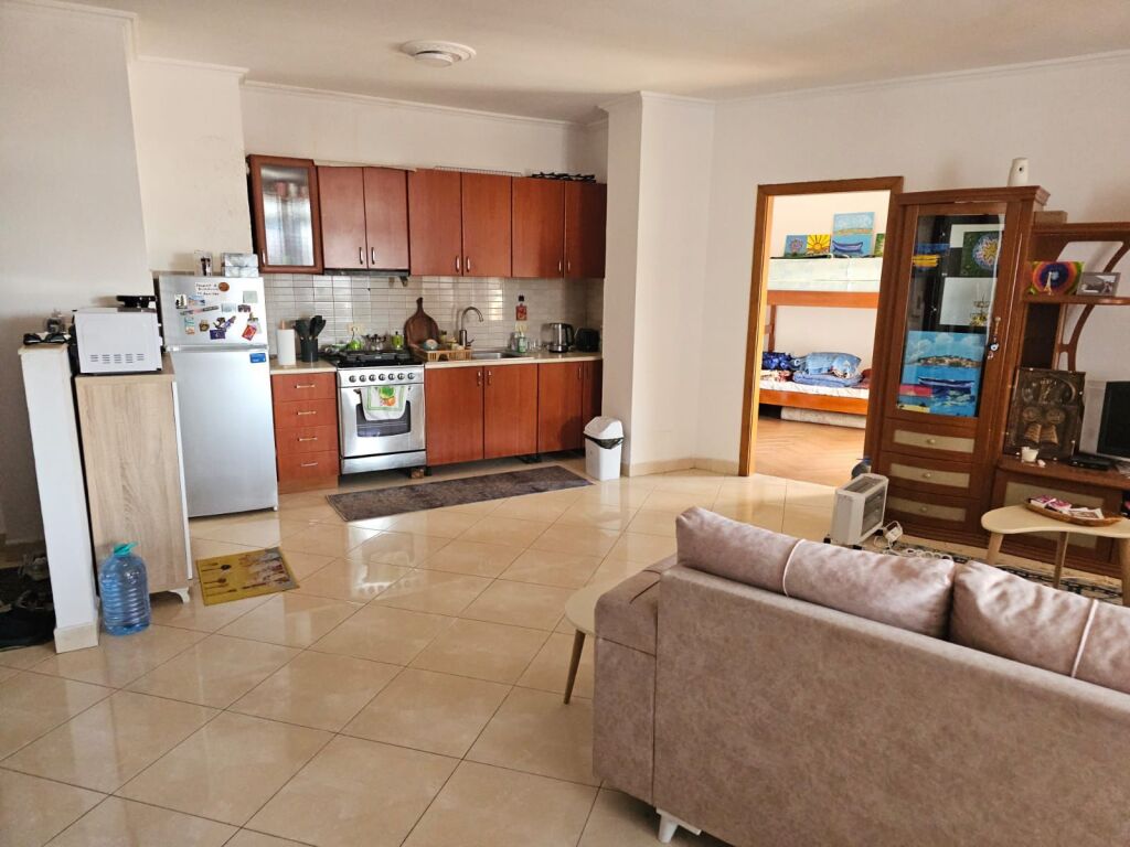 🏢Rruga e Barrikadave jepet me qera apartament,2+1,i mobiluar 65,000Leke     