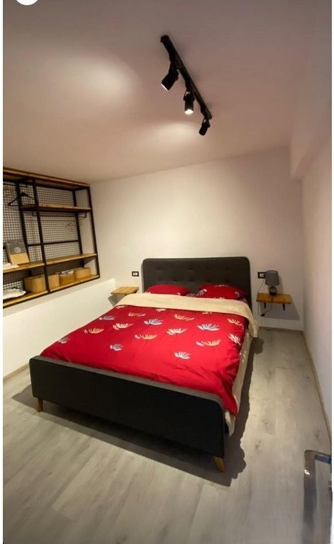 APARTAMENT ME QERA TEK ISH STACIONI TRENIT! 500 € /Muaj