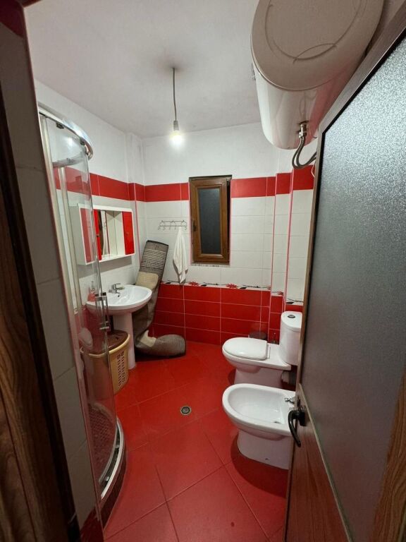 Tek Bulevardi i Ri,prane Market Family,jepet me qera kati i III-te i nje vile 2+1,i mobiluar 45,000 Leke