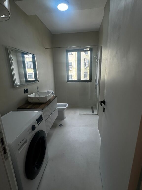 Shitet apartament 2+1 + garderobë – përballë Delijorgjit !