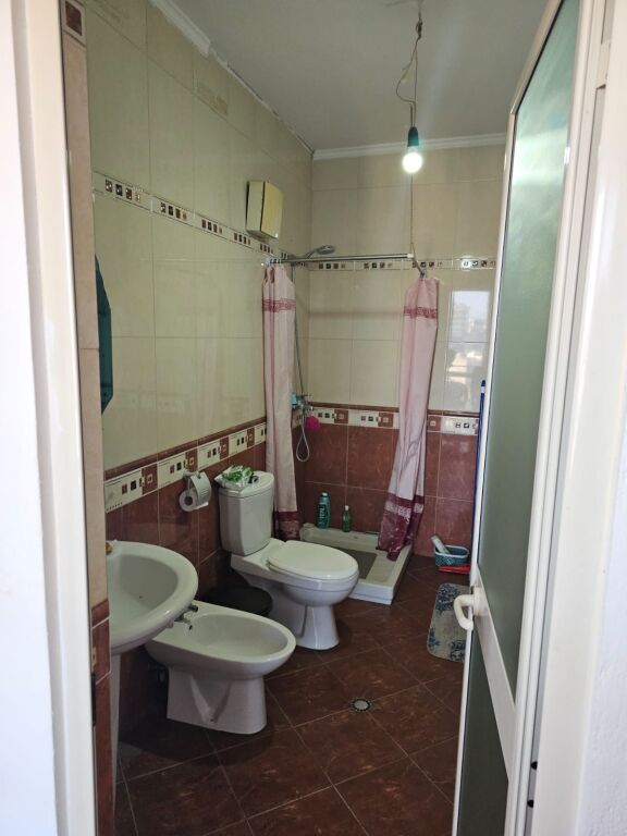 🏢Rruga e Barrikadave jepet me qera apartament,2+1,i mobiluar 65,000Leke     