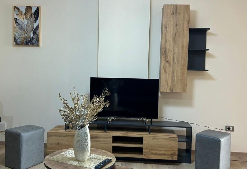 SHTËPI ME QERA  (PËRBALLË DELIJORGJIT)