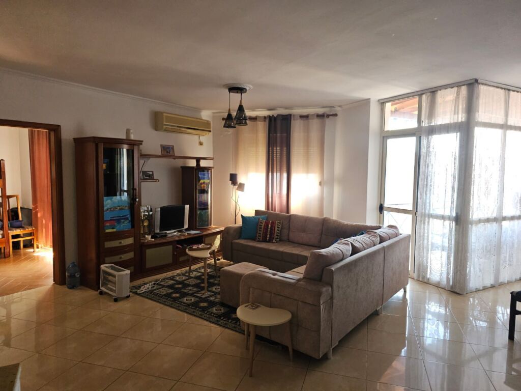🏢Rruga e Barrikadave jepet me qera apartament,2+1,i mobiluar 65,000Leke     