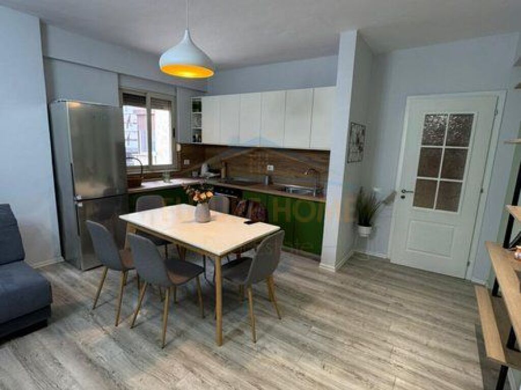 Shitet, Apartament 3+1+2, Stacioni Trenit, Tiranë