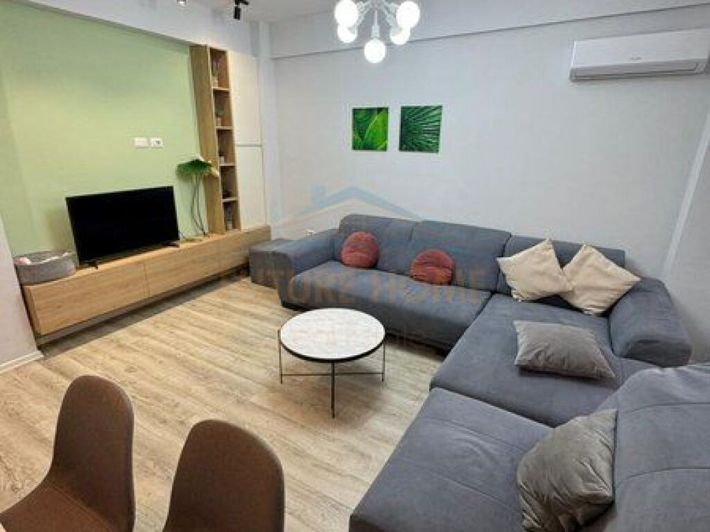 Shitet, Apartament 3+1+2, Stacioni Trenit, Tiranë
